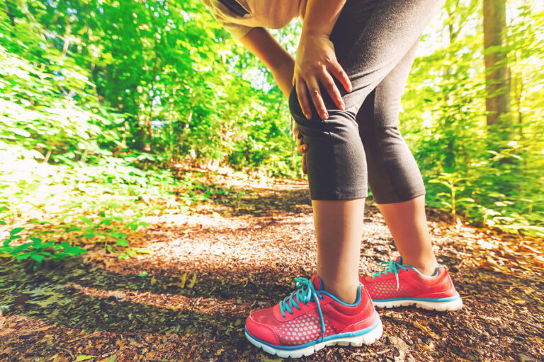Knee joint pain when walking or running